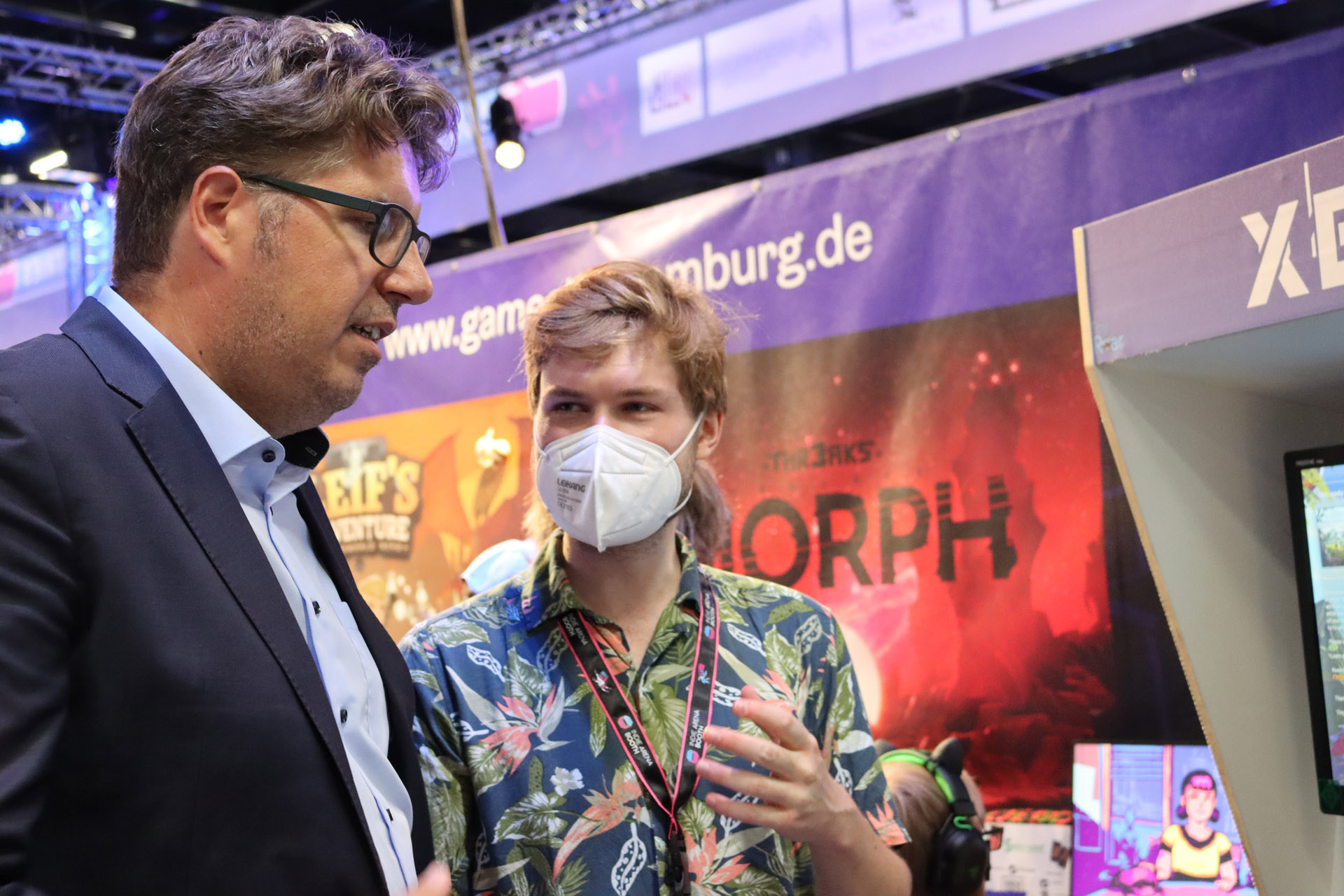 State Secretary Michael Kellner visited the Gamecity Hamburg booth in stead of Vice Chancellor Robert Habeck (here with Jonas Pfeiffer from Tiny Roar)