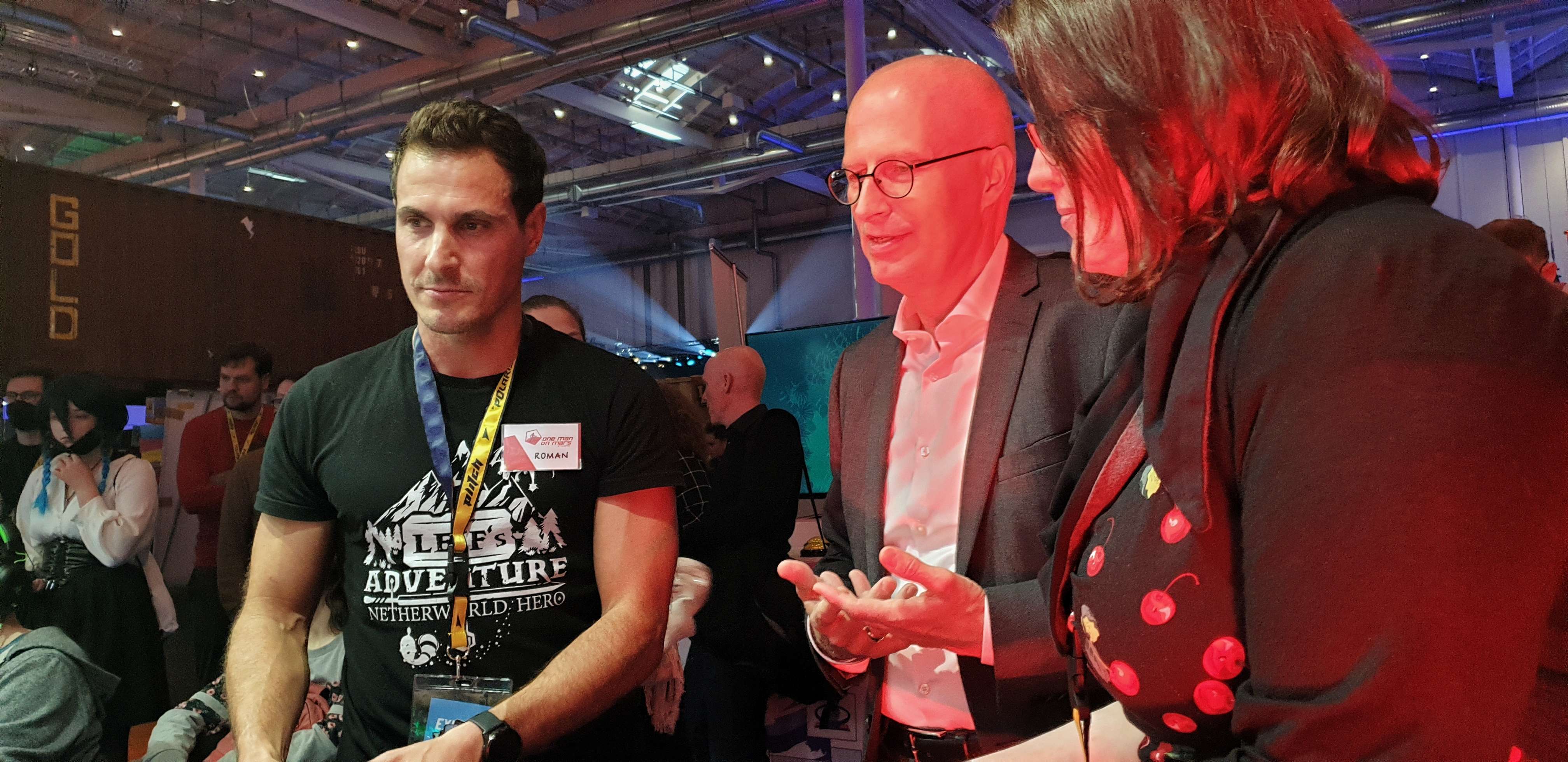 Dr. Peter Tschentscher talking to Roman Fuhrer from OneManOnMars and Anke Günther from Beardshaker Games