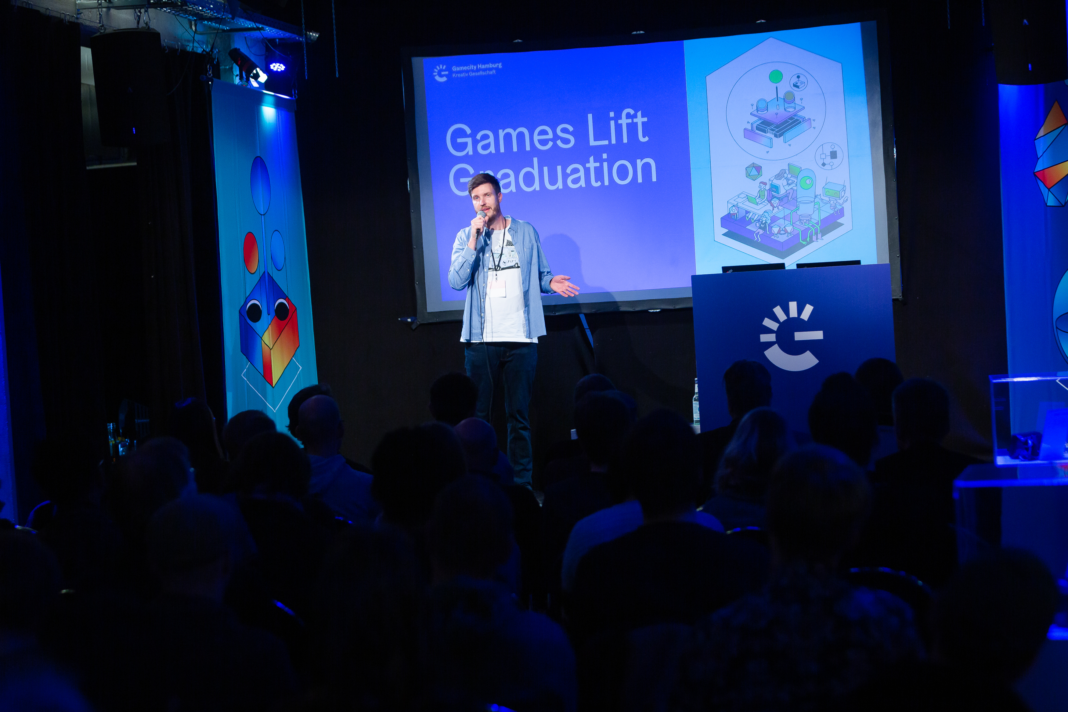 Dennis Schoubye, Leiter von Gamecity Hamburg, begrüßt die Gäste
