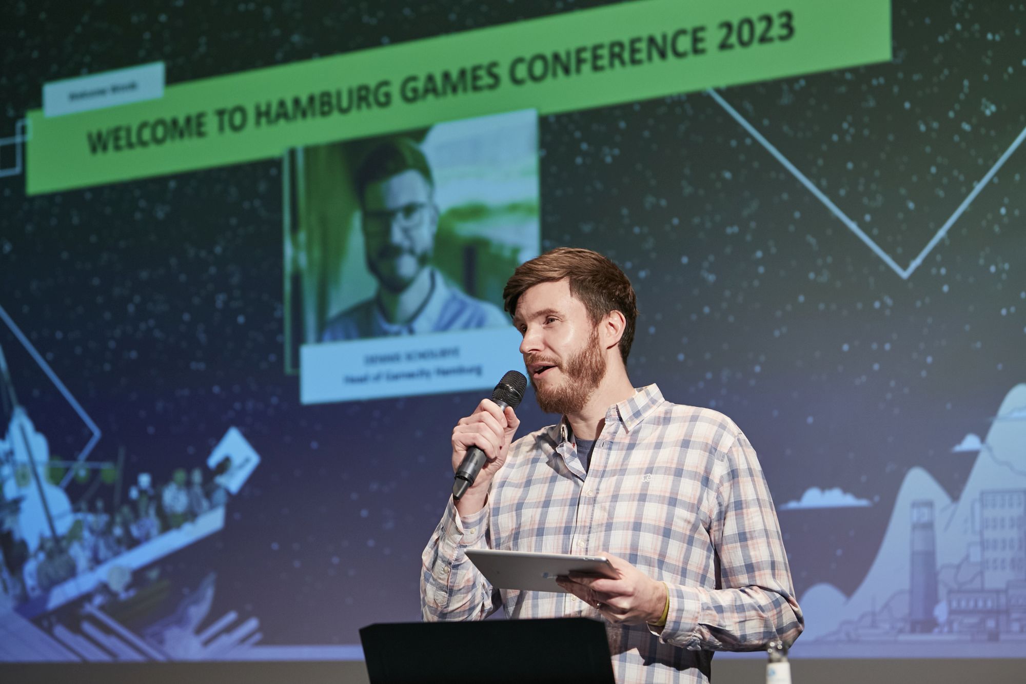 Dennis Schoubye welcoming the conference guests for Gamecity Hamburg | Photo by Rolf Otzipka